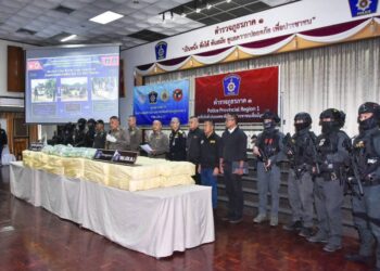 ศอ.ปส.ภ.1 ร่วม สืบภาค 5 ป.ป.ส. ภาค 5 และ 6 ร่วมจับกุมรถขนผักลำเลียงไอซ์ จำนวน 34 กระสอบ น้ำหนักรวมกว่า 600 กิโลกรัม