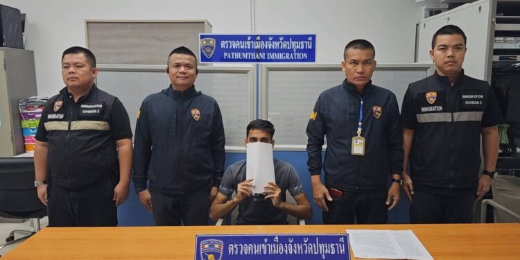 ตม.ปทุมธานี รวบหนุ่มปากีสถานแอบมุดเข้าไทย โดยทางการปากีสถานแจ้งมีประวัติใช้เอกสารทางการเงินปลอมขอวีซ่าท่องเที่ยว