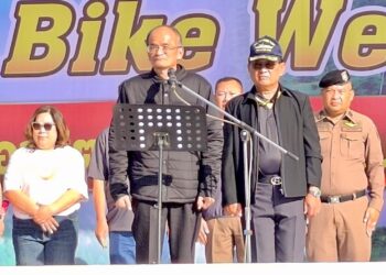 แปรอักษรธงชาติยักษ์