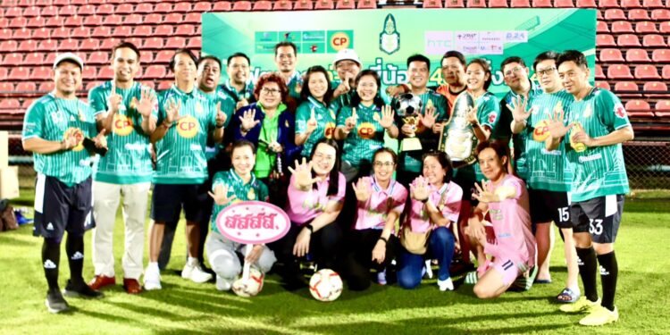 “คู่–คี่ พี่น้อง 4 ส.” ระเบิดศึกมิตรภาพ! รวมรุ่น 1–15 สนามเมืองทองลุกเป็นไฟ แข่งมันส์ 4 ควอเตอร์–เสมอ 3–3 ปิดท้ายแชร์บอลสุดฮา