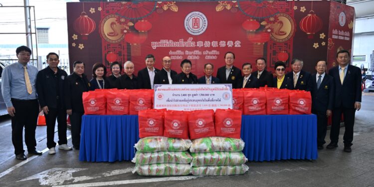 ผนึกกำลัง! สมาคมแต้จิ๋วแห่งประเทศไทย ร่วมกับ มูลนิธิป่อเต็กตึ๊ง ปล่อยคาราวานยกทัพเครื่องอุปโภคบริโภคสำหรับจัดถุงยังชีพ รวมมูลค่า 1.7 ล้านบาท พร้อมกำลังเจ้าหน้าที่ป่อเต็กตึ๊ง ล่องใต้นำแจกจ่ายให้แก่ผู้ประสบภัยน้ำท่วมภาคใต้