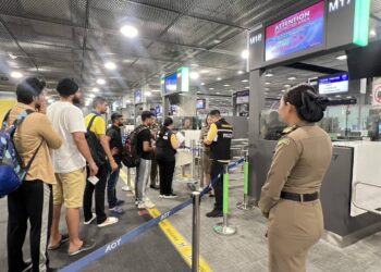 ตม.สั่งสกัดเข้ม เขมรใช้ฟรีวีซ่าเข้าไทย พร้อมสกัดฝรั่งกลุ่มเสี่ยงเกรงทหารรับจ้าง วอนท่องเที่ยวต่างชาติเข้าใจสถานการณ์ รอคิวไม่เกิน 40 นาที