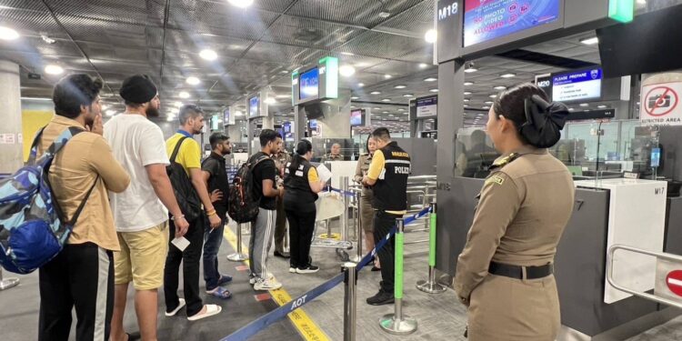 ตม.สั่งสกัดเข้ม เขมรใช้ฟรีวีซ่าเข้าไทย พร้อมสกัดฝรั่งกลุ่มเสี่ยงเกรงทหารรับจ้าง วอนท่องเที่ยวต่างชาติเข้าใจสถานการณ์ รอคิวไม่เกิน 40 นาที