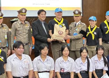 ”หมอไพบูลย์ “รรท.พตร.จัดหน่วยแพทย์เคลื่อนที่ตรวจสุขภาพเชิงรุก ดูแลครู–นักเรียน รร.วัดบวรมงคล ตลอดจนตำรวจและชาวชุมชนบางพลัด มอบของขวัญปีใหม่เพื่อประชาชน