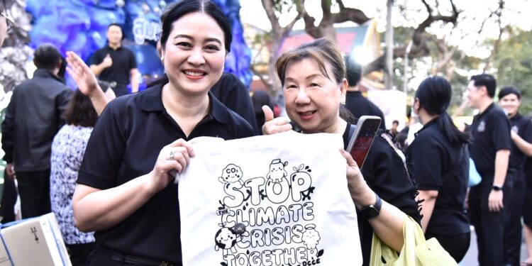 ดร.รวีวรรณ ปลัดกระทรวงฯ นำทีม ทส. ชวนประชาชนพกถุงผ้า ลดใช้ถุงพลาสติก ในงานกาชาด ปี 2568