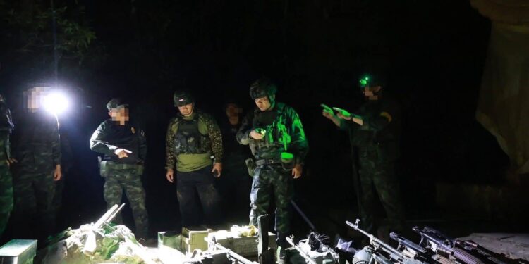 “แม่ทัพเติ่ง” ตรวจยึดคลังแสงอาวุธเขมรบนเนิน 350–ปราสาทตาควาย กลางดึก ร่วมวางแผน วางกำลังคุมพื้นที่ให้ได้แบบเด็ดขาด