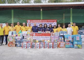 มูลนิธิป่อเต็กตึ๊ง ลงพื้นที่ส่งต่อกำลังใจ ยกทัพสิ่งของเครื่องใช้จำเป็น ฯลฯ มอบให้แก่ผู้อพยพ จากสถานการณ์ชายแดนไทย-กัมพูชา ณ ศูนย์พักพิงชั่วคราวในพื้นที่จังหวัดสุรินทร์ บุรีรัมย์ ศรีสะเกษ และอุบลราชธานี พร้อมมอบเงิน-กระเช้าเยี่ยมเยียนให้แก่คุณแม่พลทหารที่พักรักษาตัวที่โรงพยาบาล รวมมูลค่ากว่า 2.5 ล้านบาท