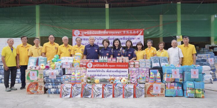 มูลนิธิป่อเต็กตึ๊ง ลงพื้นที่ส่งต่อกำลังใจ ยกทัพสิ่งของเครื่องใช้จำเป็น ฯลฯ มอบให้แก่ผู้อพยพ จากสถานการณ์ชายแดนไทย-กัมพูชา ณ ศูนย์พักพิงชั่วคราวในพื้นที่จังหวัดสุรินทร์ บุรีรัมย์ ศรีสะเกษ และอุบลราชธานี พร้อมมอบเงิน-กระเช้าเยี่ยมเยียนให้แก่คุณแม่พลทหารที่พักรักษาตัวที่โรงพยาบาล รวมมูลค่ากว่า 2.5 ล้านบาท