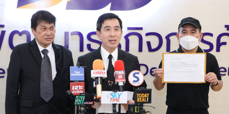 “เสี่ยโก้” นายก่อเกียรติ พาณิชยารมณ์ โปรโมเตอร์รางวัลยอดเยี่ยมเอเชีย 3 สถาบันบุกกระทรวงพาณิชย์ ร้องขอถอดถอนและยกเลิกทะเบียนพาณิชย์ “บ.แพลนบี” เพราะใช้เอกสารการยื่นจดทะเบียนเป็นเอกสารเท็จเกือบทั้งหมด