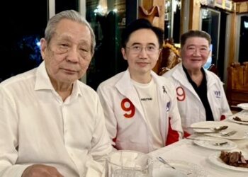 ชื่นมื่นหลังเวทีหาเสียง “ยศชนัน” นำทีมเพื่อไทย ร่วมโต๊ะดินเนอร์ “พินิจ จารุสมบัติ” สะท้อนเกมการเมืองเข้มข้น