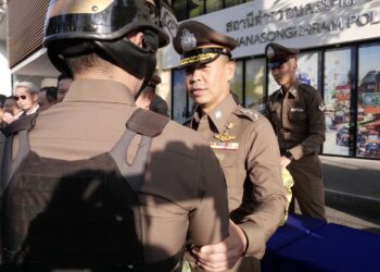 ผบช.น.มอบถุงยังชีพ และเงินบำรุงขวัญ ให้ตำรวจได้รับบาดเจ็บ ร่วมมอบถุงยังชีพ ข้าวสาร ไข่ไก่ ให้เจ้าหน้าที่ตำรวจ สน.ชนะสงคราม 170 นาย