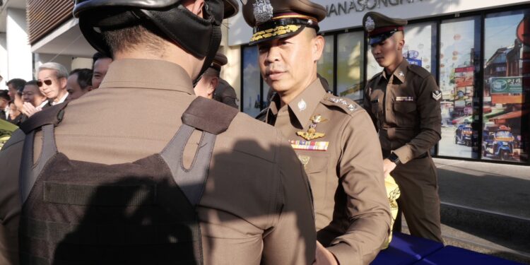 ผบช.น.มอบถุงยังชีพ และเงินบำรุงขวัญ ให้ตำรวจได้รับบาดเจ็บ ร่วมมอบถุงยังชีพ ข้าวสาร ไข่ไก่ ให้เจ้าหน้าที่ตำรวจ สน.ชนะสงคราม 170 นาย