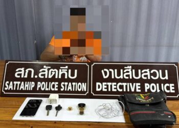 ไม่รอด ชุดสืบสวนสัตหีบรวบหนุ่มตระเวนลักทรัพย์ กล้องวรจรปิดจับภาพได้ชัดเจน จะฮึดสู้ขณะจับกุม ไม่รอดพร้อมของกลาง