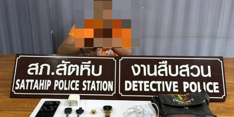 ไม่รอด ชุดสืบสวนสัตหีบรวบหนุ่มตระเวนลักทรัพย์ กล้องวรจรปิดจับภาพได้ชัดเจน จะฮึดสู้ขณะจับกุม ไม่รอดพร้อมของกลาง