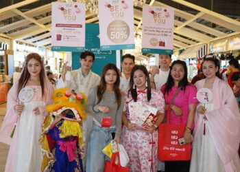 โรงพยาบาลพญาไท 3 ต้อนรับเทศกาลตรุษจีนปีม้าทอง2569มอบอั่งเปาสุขภาพ พร้อมแจกส้มให้แก่ผู้รับบริการ