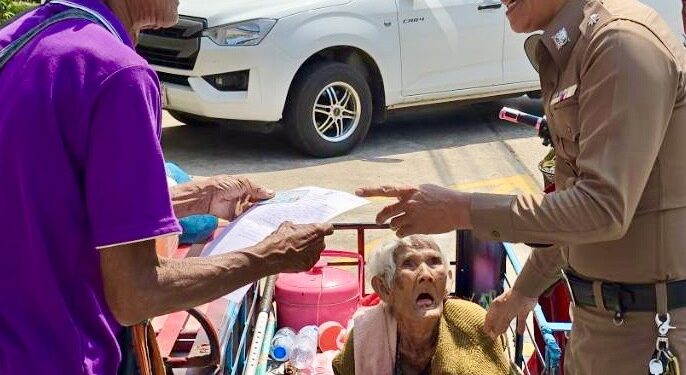ซึ้งทั้งบุรีรัมย์! ตำรวจนางรองประคองยาย 93 ปี ถึงรถซาเล้ง สะท้อนหัวใจผู้พิทักษ์สันติราษฎร์