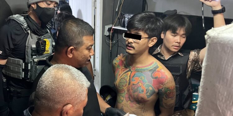 ทลายซุ้มหัวจ่ายยาเสพติดหลังวัดรวก โชว์อาวุธปืน-ธนบัตรไทยปลอมกลางเขาวงกตฝั่งธน