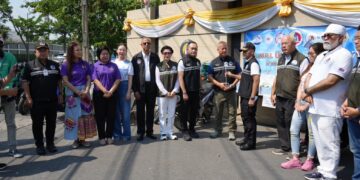 กอ.รมน. ขานรับนโยบายรัฐบาล เร่งบูรณาการแก้ปัญหาค่าครองชีพเดินหน้ามาตรการเชิงรุก เปิดพื้นที่ “ตู้ปันน้ำใจ” บรรเทาความเดือดร้อนประชาชนทั่วประเทศ—-‐—————————–ตามคำแถลงนโยบายของรัฐบาล จากสถานการณ์ความขัดแย้งระหว่างประเทศ ส่งผลให้ราคาน้ำมันและพลังงานปรับตัวสูงขึ้น กระทบต่อระบบเศรษฐกิจทั้งในและต่างประเทศ ทำให้เศรษฐกิจมีแนวโน้มชะลอตัว และส่งผลให้ค่าครองชีพของประชาชนเพิ่มสูงขึ้นอย่างต่อเนื่อง