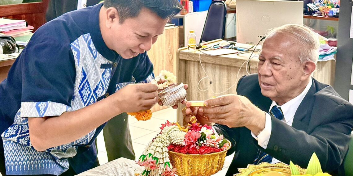 สืบสานสงกรานต์ไทย! สมาคมผู้อาสาสมัครช่วยการศึกษาคัดเลือกพ่อตัวอย่างฯ จัดพิธีสรงน้ำพระ รดน้ำขอพรผู้ใหญ่ เสริมสิริมงคล พร้อมเดินหน้าจัดงานใหญ่ 5 ธ.ค.นี้