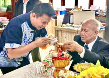 สืบสานสงกรานต์ไทย! สมาคมผู้อาสาสมัครช่วยการศึกษาคัดเลือกพ่อตัวอย่างฯ จัดพิธีสรงน้ำพระ รดน้ำขอพรผู้ใหญ่ เสริมสิริมงคล พร้อมเดินหน้าจัดงานใหญ่ 5 ธ.ค.นี้