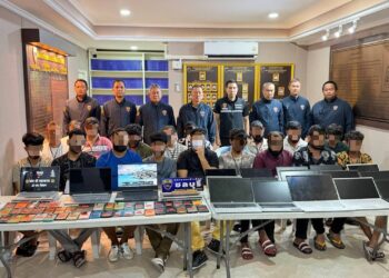 ตม.ชลบุรี ปลอมตัวเป็นช่างไฟ บุกทลายแก๊งอินเดียลักลอบตั้งออฟฟิศเทรดหุ้น-คริปโทเคอร์เรนซีเงินหมุนเวียนเดือนละ 30 ล้าน