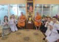 โปรดเกล้าฯ ให้องคมนตรี เป็นผู้แทนพระองค์ เชิญสัญญาบัตร พัดยศ และผ้าไตร ถวายแด่ “พระราชวัชราทร” ณ วัดไก่เตี้ย ตลิ่งชัน