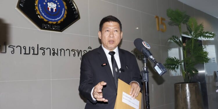 หอบหลักฐานแจ้งจับ “อดีตอธิบดีอัยการ” พฤติกรรมฉาว หิ้วเงินสด 400,000 บาท วิ่งเต้นสินบน หวังเคลียร์คดีทุจริต แสบ!แอบอ้างชื่อ “บิ๊กเต่า-ผู้การแป๊ะ”