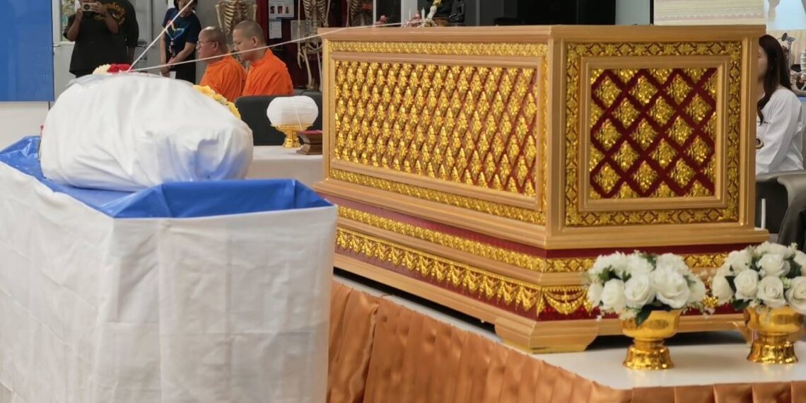 มูลนิธิร่วมกตัญญู จัดรถกู้ภัยพร้อมหีบใส่ร่าง จำนวน 100 ใบ สนับสนุน รพ.รามาจักรีนฤบดินทร์ จ.สมุทรปราการ