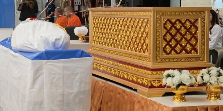 มูลนิธิร่วมกตัญญู จัดรถกู้ภัยพร้อมหีบใส่ร่าง จำนวน 100 ใบ สนับสนุน รพ.รามาจักรีนฤบดินทร์ จ.สมุทรปราการ