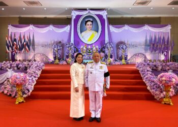 ผู้ทรงคุณวุฒิ ตร.ร่วมพิธีเจริญพระพุทธมนต์และพิธีทำบุญตักบาตรถวายพระราชกุศลเนื่องในโอกาสพระราชพิธีมหามงคลเฉลิมพระชนมพรรษา 4 รอบสมเด็จพระนางเจ้าฯพระบรมราชินี