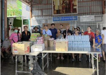 รวมพลังช่วยน้ำท่วม! “สมชาย จรรยา” มอบหมาย “สุรเดช มณีไพศาลสกุล” ประสาน “ชมรมสื่อสร้างสรรค์–สมาคมมิตรภาพไทย-เนปาล–ตลาดมหาชัยเมืองใหม่” ส่งข้าวกล่อง–อาหารแห้ง ช่วยผู้ประสบอุทกภัยชุมชนสามัคคีพัฒนา