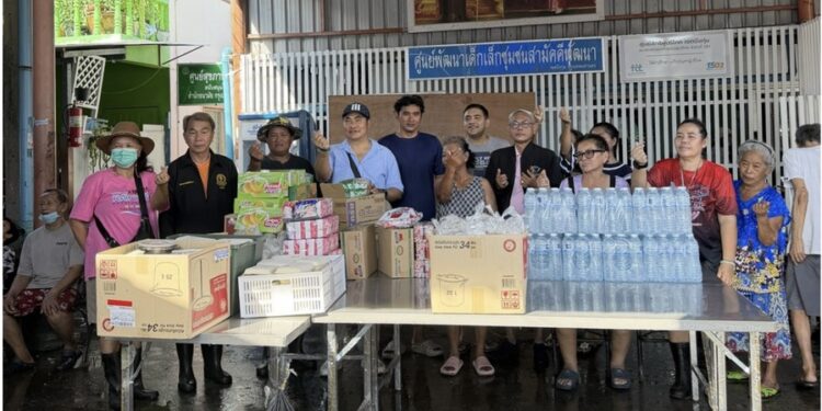 รวมพลังช่วยน้ำท่วม! “สมชาย จรรยา” มอบหมาย “สุรเดช มณีไพศาลสกุล” ประสาน “ชมรมสื่อสร้างสรรค์–สมาคมมิตรภาพไทย-เนปาล–ตลาดมหาชัยเมืองใหม่” ส่งข้าวกล่อง–อาหารแห้ง ช่วยผู้ประสบอุทกภัยชุมชนสามัคคีพัฒนา