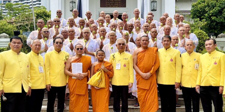 สมาคมพ่อตัวอย่างแห่งชาติ จัดอุปสมบทหมู่ “48 รูป” ปลงผมรับผ้าไตรพระราชทาน ถวายพระราชกุศล “ร.9-พระพันปีหลวง-เจ้าฟ้าพัชรกิติยาภา” ก่อนวันคล้ายวันสวรรคต 13 ต.ค.
